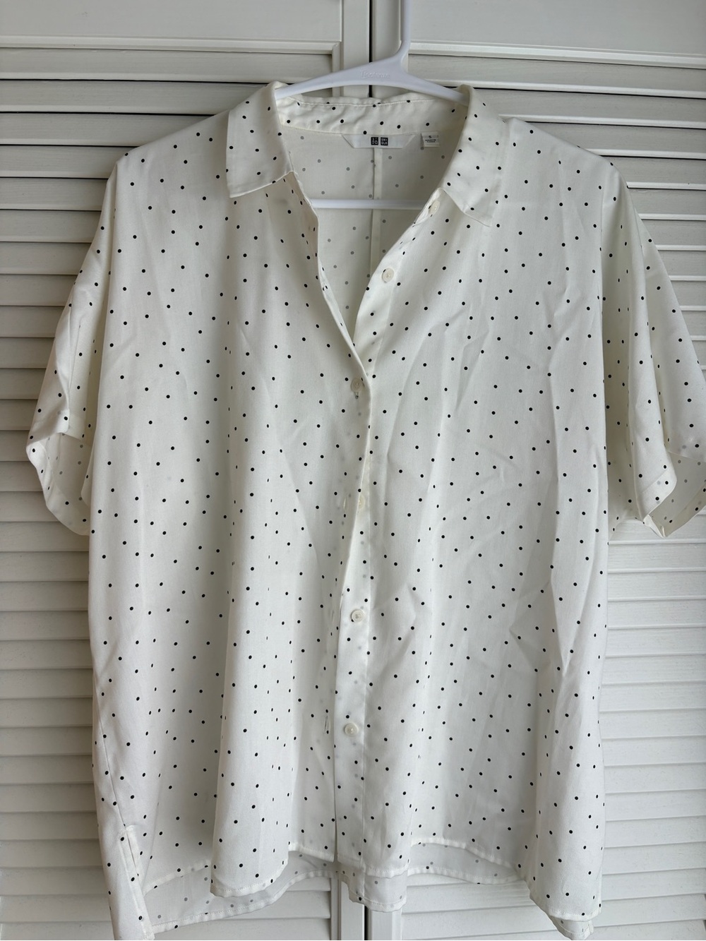 Uniqlo Short Sleeve Button-Up Shirt in White with Black Dot Pattern